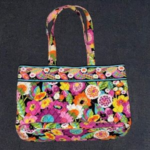 EUC Vera Bradley Bag in a beautiful and colorful print!